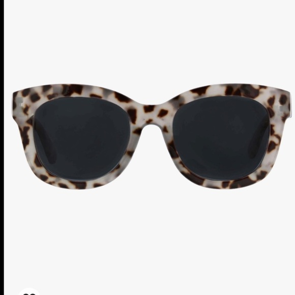 Peepers Accessories - PEEPERS Reader sunglasses +2.50 Center Stage Sun.EUC comes w/case.See all photos